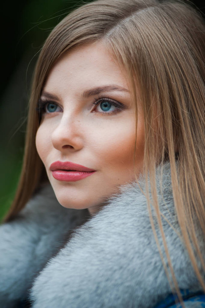 schöne junge blonde Frau trägt Pelz Herbstmantel - Foto, Bild