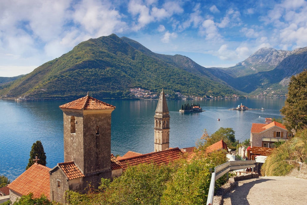 Blick auf Perast Stadt an der Bucht von Kotor und Inseln von St. George und unsere Dame der Felsen. Montenegro, Herbst - Foto, Bild