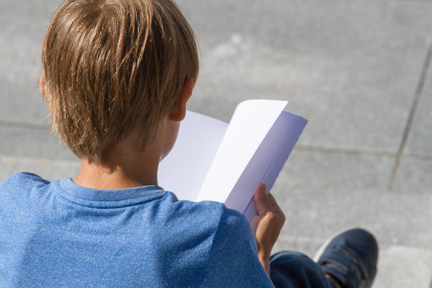 Школьник учится, читает книги на открытом воздухе
 - Фото, изображение