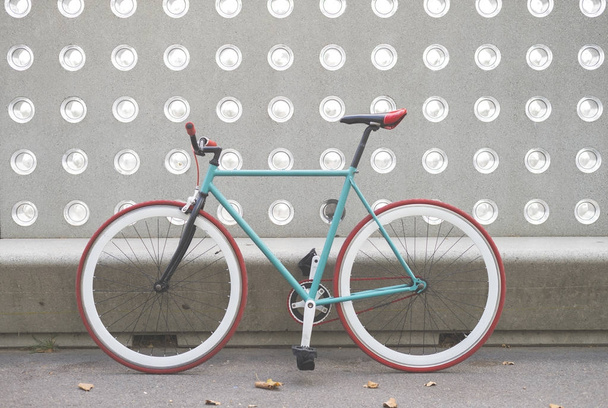 A City bicycle fixed gear on a green and white wall - Foto, Bild