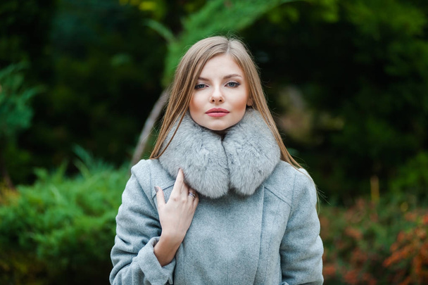 Kaunis nuori blondi nainen yllään turkista syksyn takki
 - Valokuva, kuva
