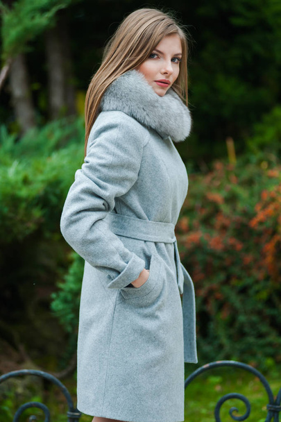 Beautiful young blonde woman wearing fur autumn coat - Foto, imagen