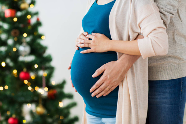 man and pregnant woman home at christmas - Foto, Imagem