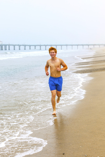 chico salta en el aire en la playa
 - Foto, Imagen