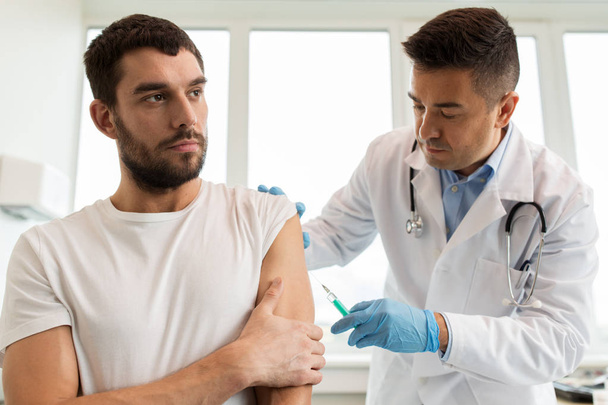 paziente e medico con siringa che effettua la vaccinazione
 - Foto, immagini