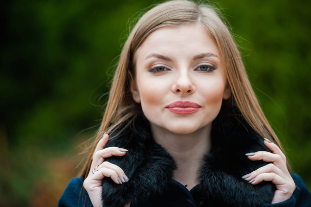 Bella giovane donna bionda che indossa pelliccia cappotto autunno
 - Foto, immagini