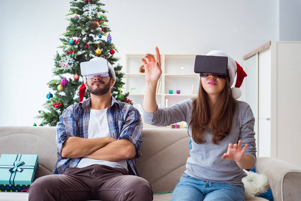 Szczęśliwa rodzina korzystająca z okularów VR wirtualnej rzeczywistości podczas Świąt Bożego Narodzenia - Zdjęcie, obraz