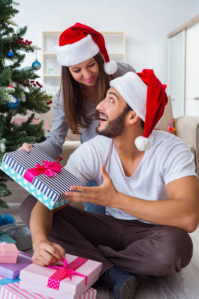 Novia y novio abriendo regalos de Navidad - Foto, Imagen