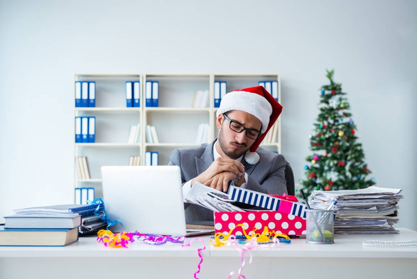 Joven hombre de negocios celebrando la Navidad en la oficina - Foto, Imagen