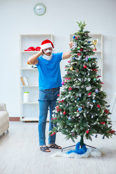 Gewonde man viert thuis kerst - Foto, afbeelding