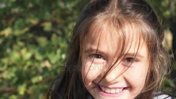 Πορτραίτο κοριτσιού ευτυχισμένη περιποιημένο - Πλάνα, βίντεο