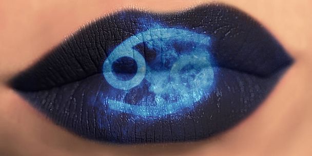 Son moda yaratıcı dudak makyaj. Cance ile portre parlak parlak dudaklar - Fotoğraf, Görsel