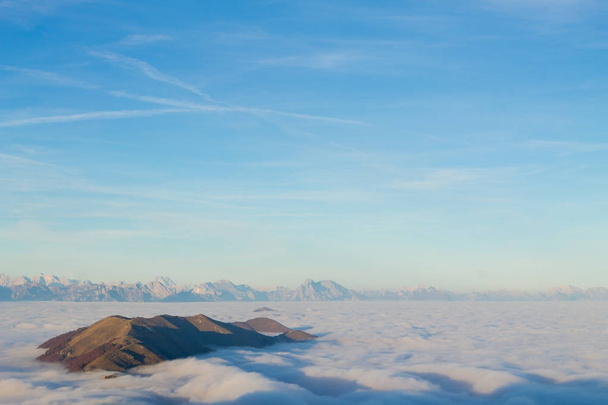 Matto pilvien vuoren huipulta
 - Valokuva, kuva