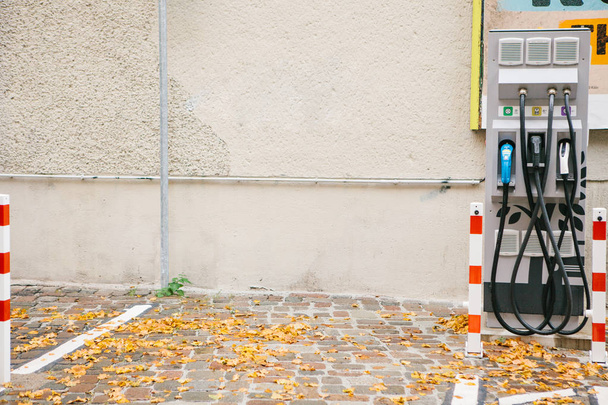 Βερολίνο, 1 Οκτωβρίου 2017: Μια ειδική θέση για την φόρτιση ηλεκτρικών οχημάτων. Μια σύγχρονη και φιλική προς το περιβάλλον τρόπος μεταφοράς που έχει γίνει ευρέως διαδεδομένη στην Ευρώπη. Χώρος στάθμευσης. - Φωτογραφία, εικόνα
