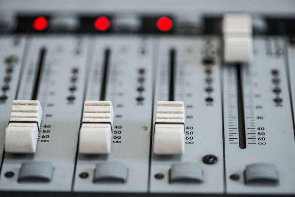 Analoginen äänisekoitin. Professional audio miksaus konsoli radio-ja tv-lähetykset
 - Valokuva, kuva
