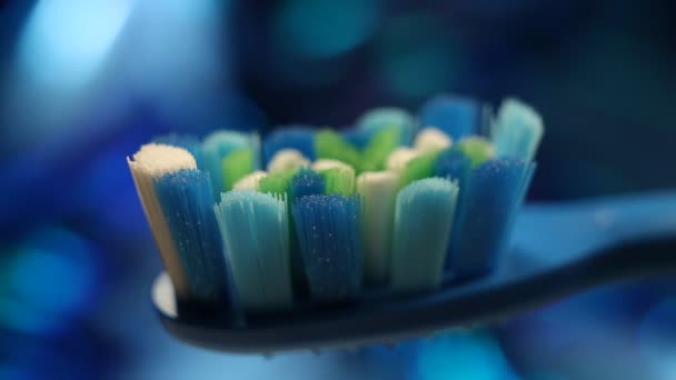 Cepillo de dientes sobre un fondo de un bokeh azul abstracto
 - Metraje, vídeo