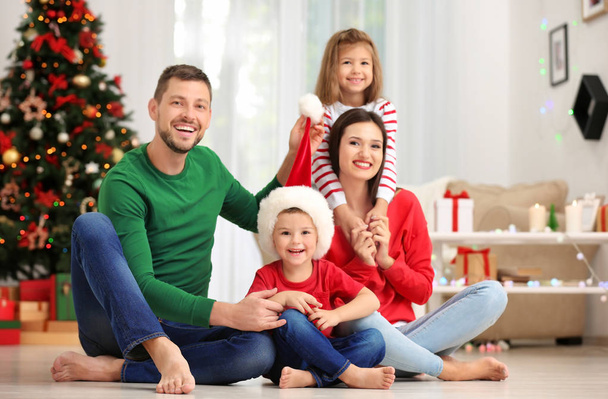 Familia feliz en la habitación decorada para Navidad - Foto, Imagen