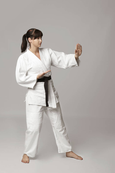 Young woman practicing karate  - Foto, afbeelding