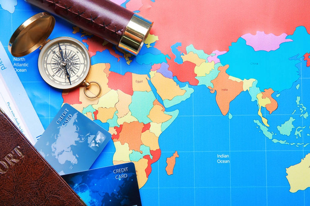 Composición con tarjetas de crédito y pasaporte en el fondo del mapa mundial
 - Foto, Imagen