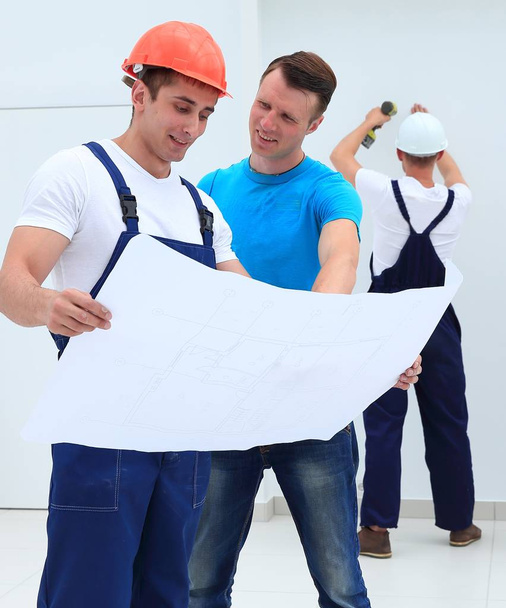 foreman and architect discussing construction project - Fotografie, Obrázek