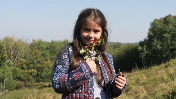 Portret szczęśliwy smilling dziewczyna z oddziałem Kalina - Materiał filmowy, wideo