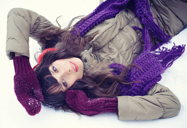 Télen egy fiatal nő portréja. Szépség örömteli modell lány  - Fotó, kép