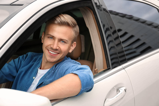 Young man on driver seat of car - Zdjęcie, obraz