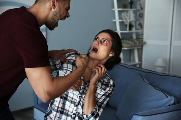Mladá žena podrobí násilí doma - Fotografie, Obrázek