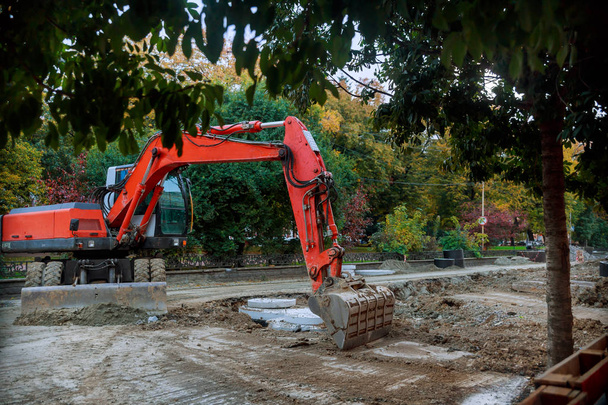 Excavatrice garée sur un chantier de construction d'autoroute dans creuse la route
 - Photo, image