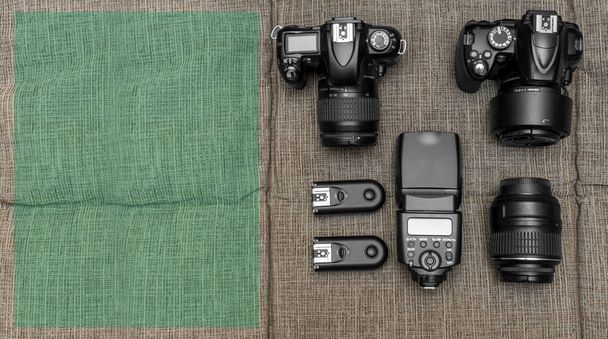 Câmeras flash e outros equipamentos na superfície
 - Foto, Imagem