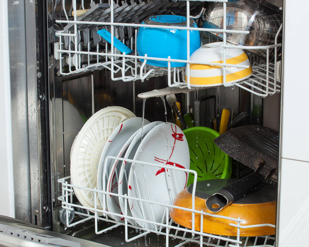 Vaisselle sale chargée dans un lave-vaisselle
 - Photo, image