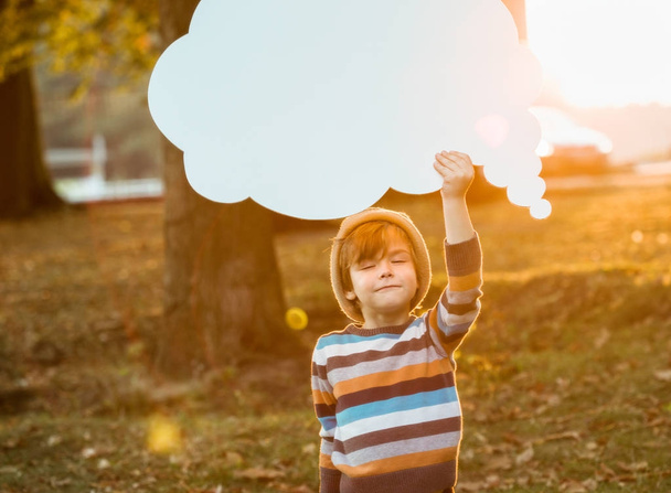 Little Boy expressing himself by using speech bubbles: being calm and relaxed, only thinking good thoughts - 写真・画像