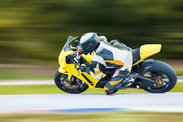 オートバイは高速道路での高速コーナーに傾いて - 写真・画像