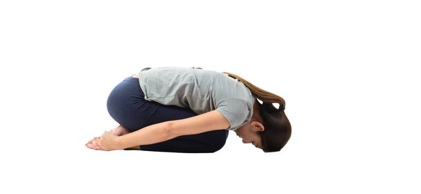 Joven asiática practicando yoga, sentada en pose fácil
. - Foto, Imagen