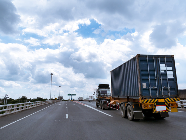 Lojistik Konteyner kamyon karayolu üzerinde - Fotoğraf, Görsel