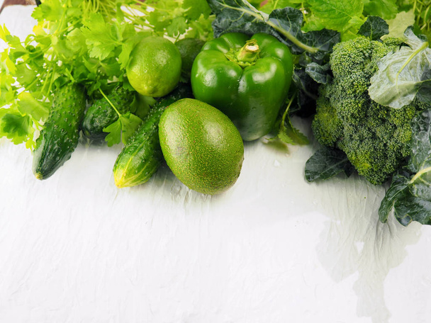Φρέσκα πράσινα λαχανικά, η διατροφή ή η έννοια υγιεινό φαγητό, σε ένα κλουβί στο τραπέζι - Φωτογραφία, εικόνα