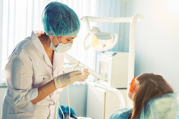 Una joven dentista y una paciente
 - Foto, Imagen