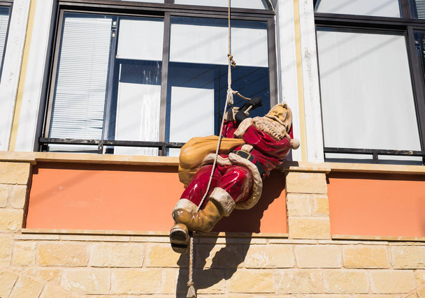 サンタ クロース人形。クリスマスの飾りのサンタ像 - 写真・画像