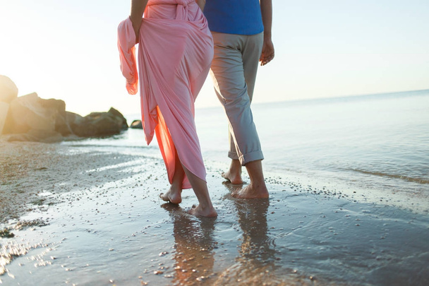 Paar spaziert am Strand entlang - Foto, Bild