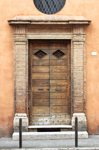 Porte d'entrée de style carré en bois
 - Photo, image