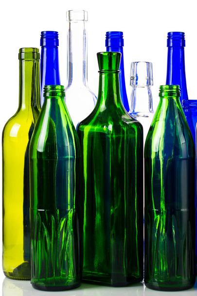 Botella de vino de diferentes colores aislada sobre fondo blanco
 - Foto, Imagen