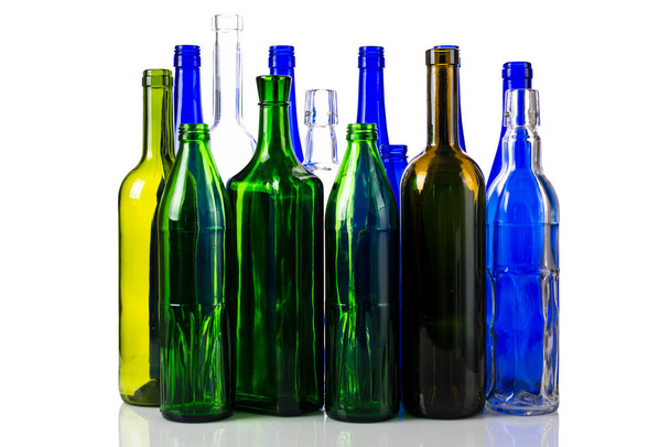 Разного цвета бутылка вина изолированы на белом фоне
 - Фото, изображение