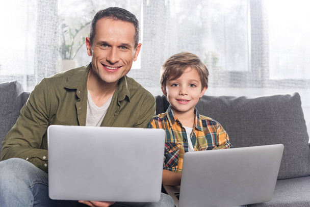 Ojciec i syn z laptopami - Zdjęcie, obraz