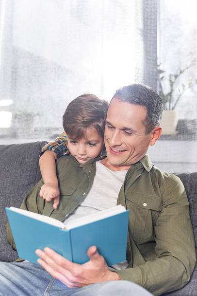 padre e hijo leyendo el libro juntos - Foto, Imagen