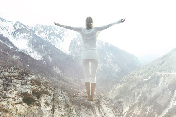kadın dağ tepe üzerine meditasyon - Fotoğraf, Görsel