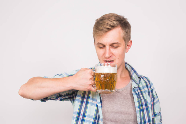Man drinking beer - 写真・画像