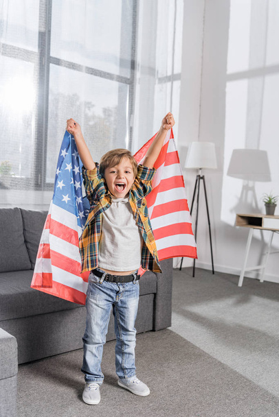 ABD bayrağı ile küçük çocuk - Fotoğraf, Görsel