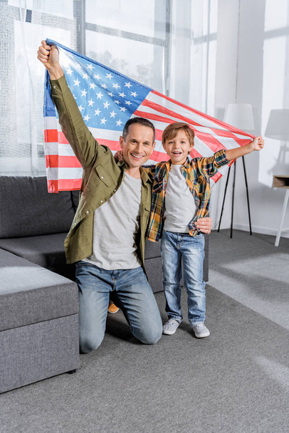 père et fils avec drapeau américain
 - Photo, image