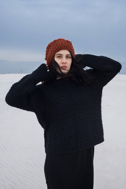 Menina da moda em preto fica no deserto
 - Foto, Imagem