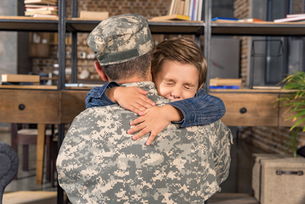military father and son embracing - Zdjęcie, obraz